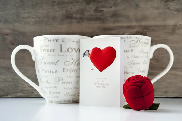 De gift van de Valentijnskaart met wenskaart en twee kopjes — Stockfoto