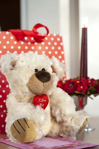 Medvídek-Valentine a taštička — Stock fotografie