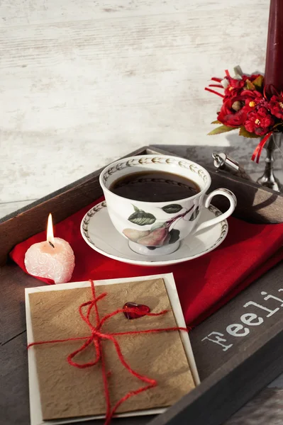 Valentinstag Grußkarte und Tasse auf Holztablett — Stockfoto