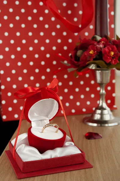 Bague dorée en boîte à bijoux rouge . — Photo