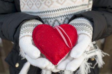 Romantik Kırmızı kalpli beyaz örme eldiven içinde kız eller