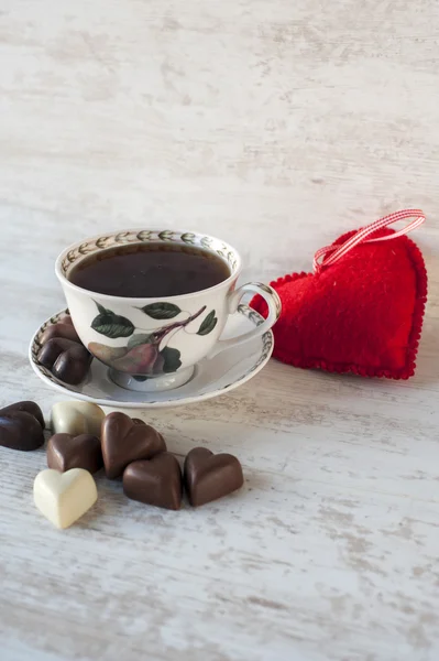 Chocolates em forma de coração. Dia dos Namorados ainda-vida . — Fotografia de Stock