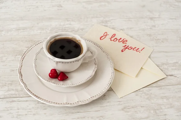Teeservice aus weißem Porzellan mit Tasse Kaffee und Herzen — Stockfoto