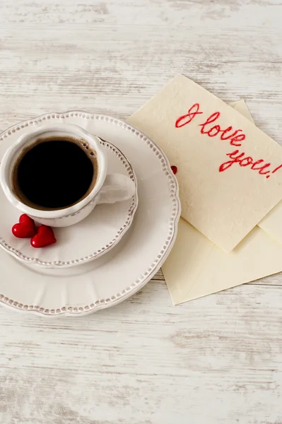 Teeservice aus weißem Porzellan mit Tasse Kaffee und Herzen — Stockfoto