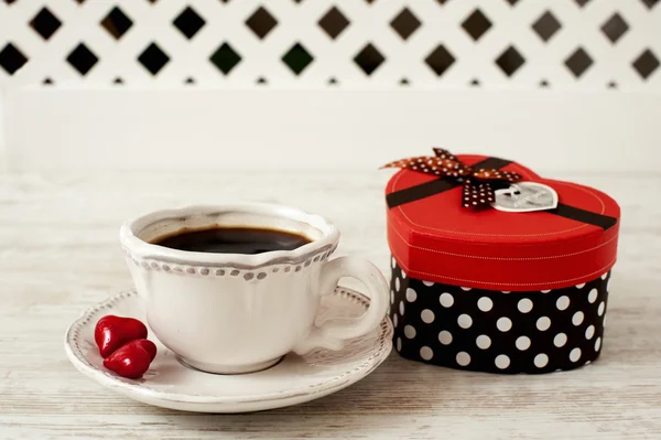 Día de San Valentín taza de café con caja de regalo en forma de corazón —  Fotos de Stock