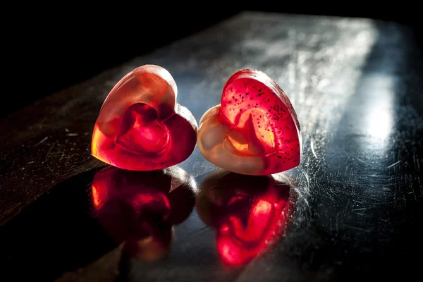 To gjennomskinnelige røde hjerter i solstråler – stockfoto