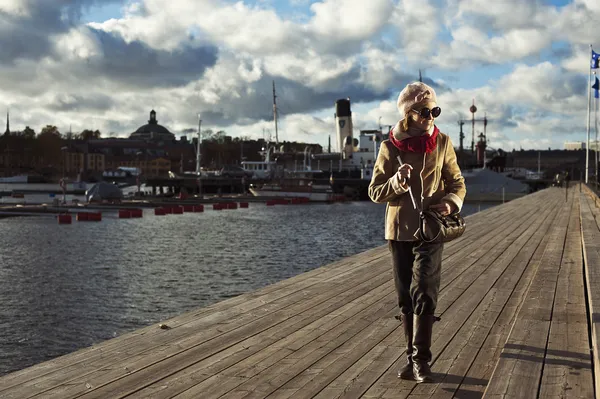 ストックホルムの桟橋の上を歩いてかわいいスタイリッシュな女の子 — ストック写真