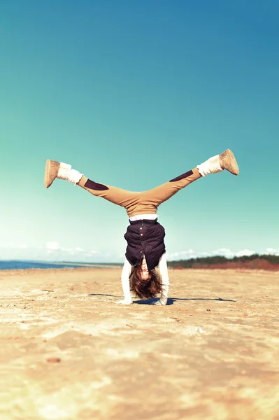 Fetele fac handstand perfect pe plaja — Fotografie, imagine de stoc