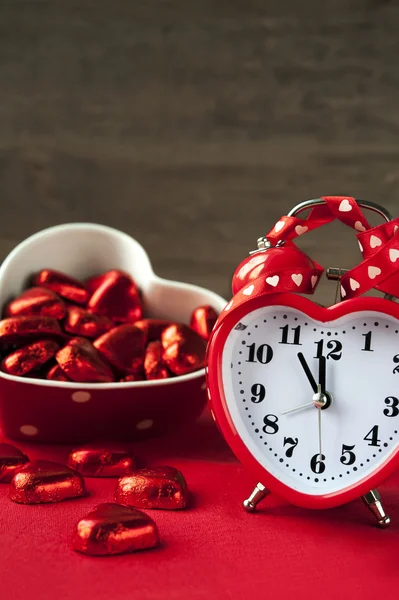 Horloge d'amour rouge en forme de coeur de Saint-Valentin avec chocolats — Photo