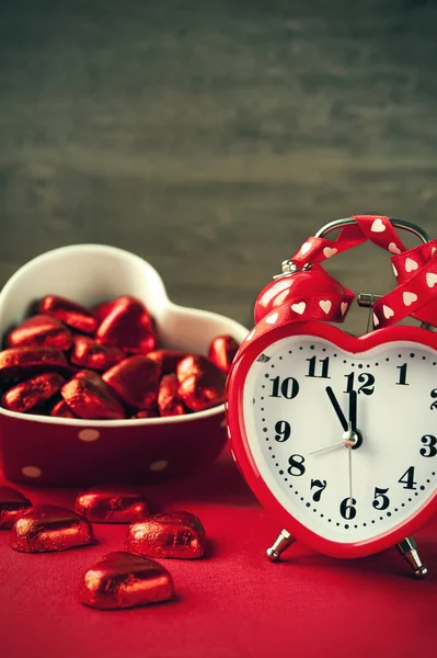 Sevgililer günü kalp şeklinde çikolata ile kırmızı sevgi saati — Stok fotoğraf