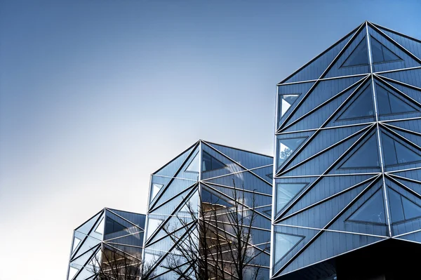 Geometrische Winkel moderner Gebäude. im Freien. — Stockfoto