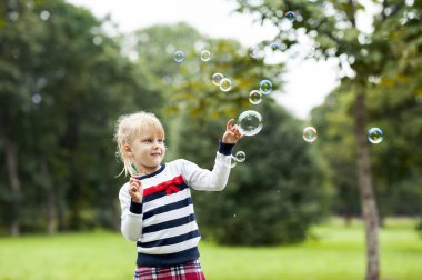 sabun köpüğü yeşil yaz par ile oynarken küçük sarışın kız