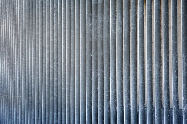 Gestreepte metalen verticale ruwe geraspte muur — Stockfoto