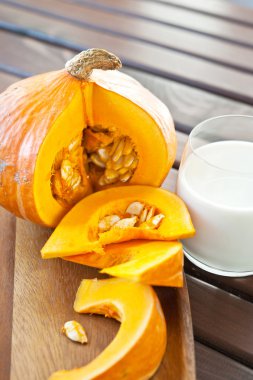 Olgun sarı kabak süt ile dilimlenmiş. portre.