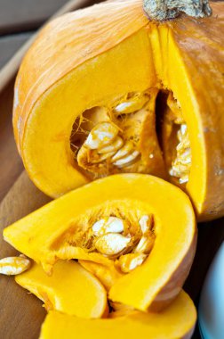 Olgun sarı kabak dilimlenmiş. portre.