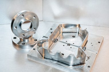 Metal kalıp ve Çelik flanşlar. Freze sanayi. CNC teknolojisi.