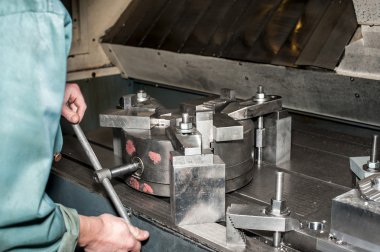 Endüstriyel metal chuck yükleme. metal işleme.