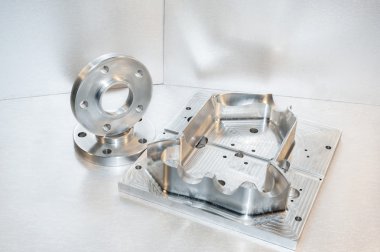 Metal kalıp ve Çelik flanşlar. Freze sanayi. CNC teknolojisi.
