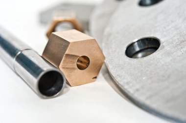 metal flanşlı boru ve pirinç somun. Freze ve Torna Tesviye Sanayi.