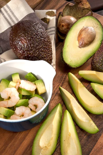 Aguacate maduro en rodajas con camarones en mini cocotte de cerámica —  Fotos de Stock