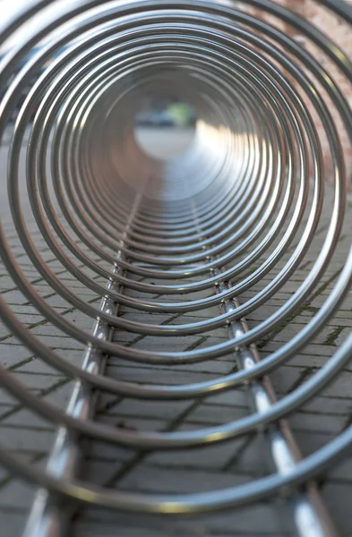 Acero cromado espiral plaza de aparcamiento de bicicletas al aire libre. Vista desde el interior . — Foto de Stock