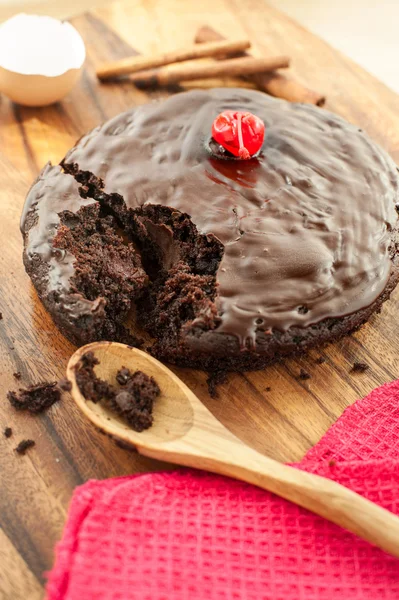 Gâteau au chocolat maison rond sur fond en bois . — Photo