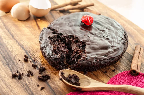 Gâteau au chocolat maison rond sur fond en bois . — Photo