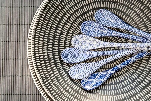 Porzellan chinesisches Geschirr mit kleinen bemalten Messlöffeln. — Stockfoto