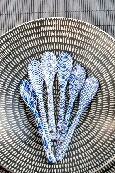 Louça chinesa de porcelana com pequenas colheres de medida pintadas . — Fotografia de Stock