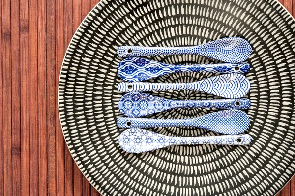 Vajilla china de porcelana con cucharas pequeñas medidas pintadas . — Foto de Stock