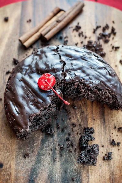 Morso fatto in casa torta rotonda al cioccolato — Foto Stock