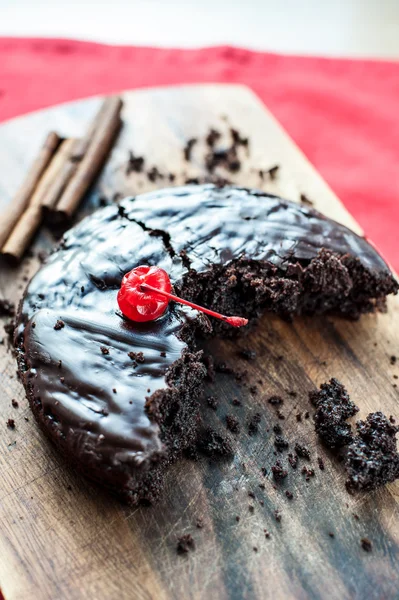 Morso fatto in casa torta rotonda al cioccolato — Foto Stock