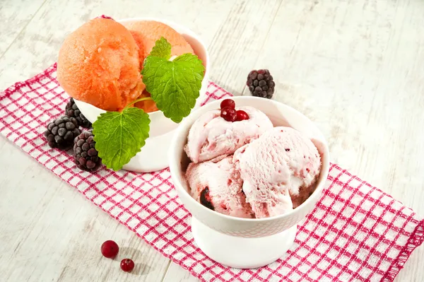 Sorvete de frutas multicoloridas com bagas em tigelas de porcelana — Fotografia de Stock