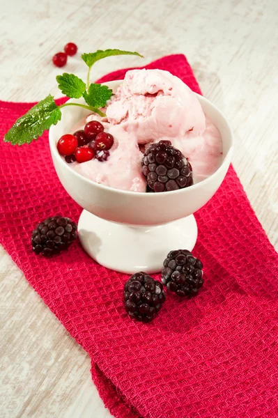 Pink colored cranberry fruit ice-cream. Indoors. Closeup. — Stock Photo, Image