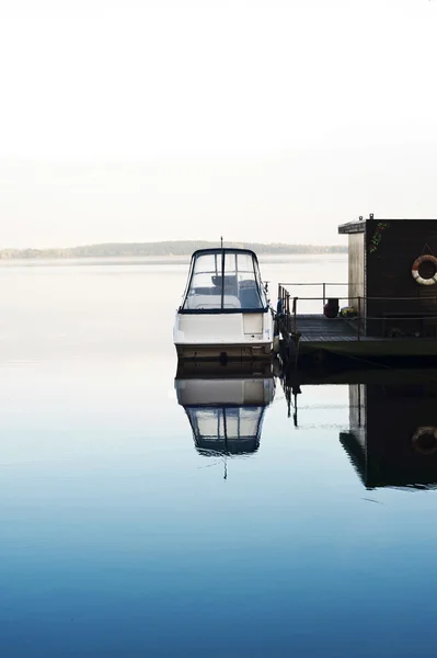 Bateau et péniche sur le lac calme du matin . — Photo