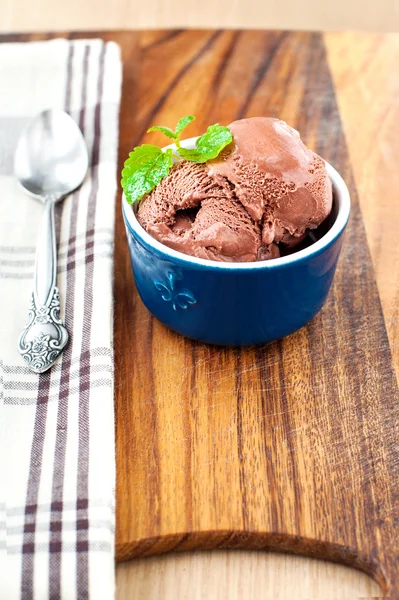 Chocolate ice-cream in porcelain bowl. Closeup. — Stock Photo, Image