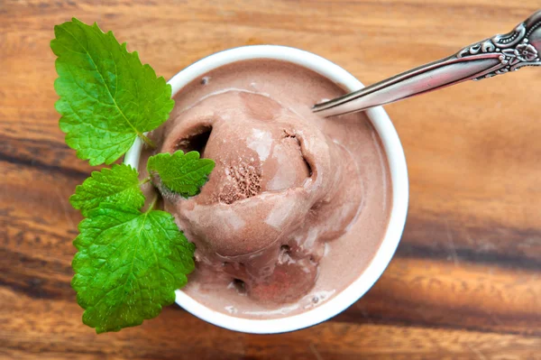 Chocolade consumptie-ijs met muntblaadjes in porselein kom. Closeup. — Stockfoto