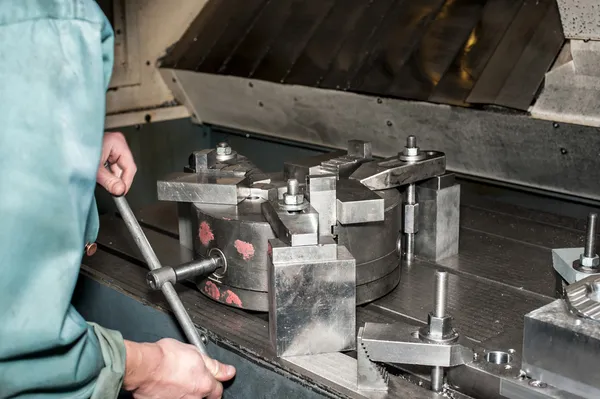 Industriële metalen chuck installeren. voor metaalbewerking. — Stockfoto