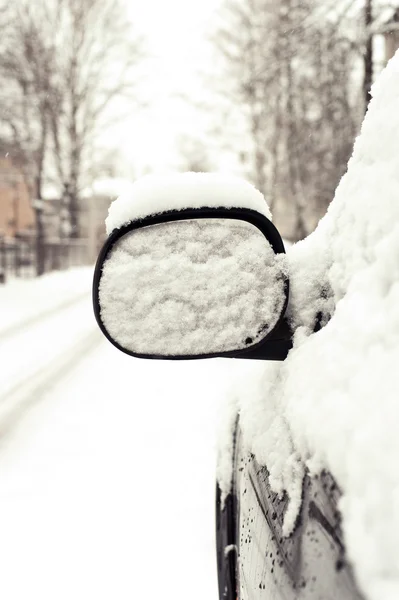 Espejo de coche cubierto de nieve. Afuera. — Foto de Stock