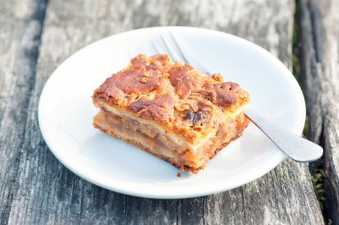 Yaz kahvaltı. Tarçın ile elma pasta parçası.
