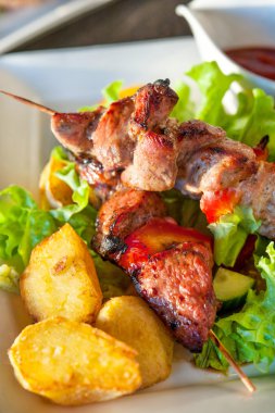 Barbekü Izgara, kızarmış patates ile tanış. Rus kebab.