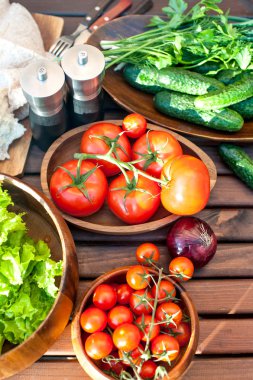 Bahar pikniği için ahşap dishware Homegrown sebze.