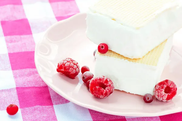 Weißes Vanilleeis mit Waffeln und Himbeeren. Nahaufnahme. — Stockfoto