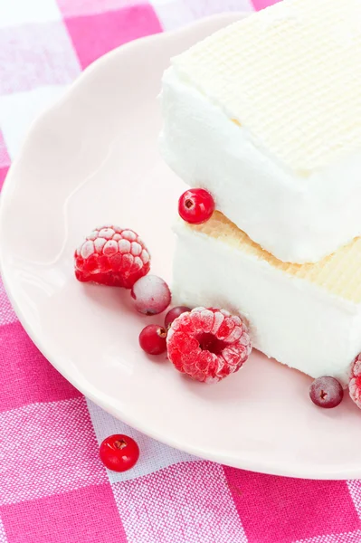 Bílý vanilková zmrzlina s vaflemi a bobule. Uvnitř DETA — Stock fotografie