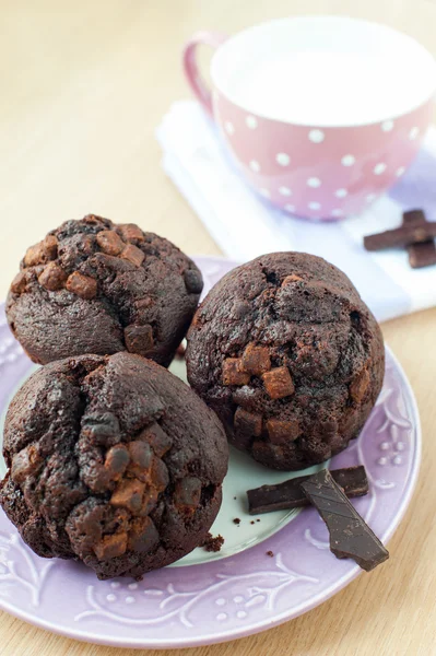 De délicieux muffins au chocolat faits maison avec du lait. Petit déjeuner du matin — Photo