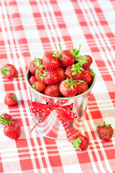 Haug med ferske, modne røde jordbær i dekorativ aluminiumbøtte – stockfoto