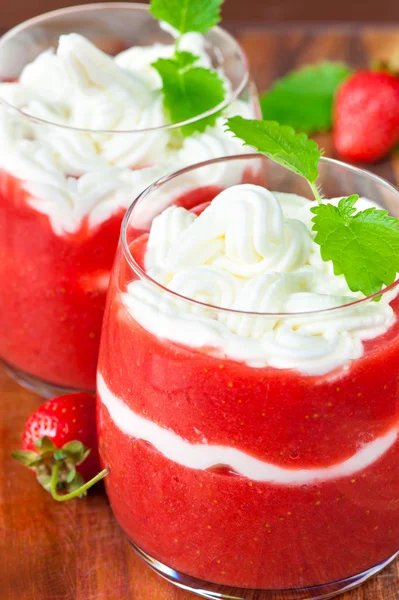 Ev yapımı bahar tatlı. Kremalı taze çilek.