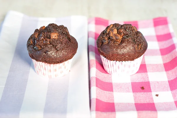 Délicieux muffins au chocolat faits maison sur nappe à carreaux . — Photo