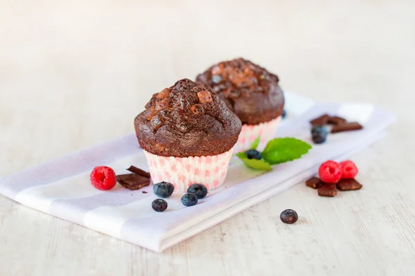 Deux délicieux muffins au chocolat maison en pape de cuisson coloré — Photo