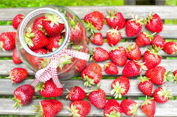 Muchas fresas maduras en frasco de vidrio. Recompensa de verano . — Foto de Stock